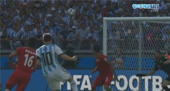 ▲ 아르헨티나의 리오넬 메시가 이란과의 경기에서 극적인 결승골을 터트렸다. (사진: SBS 중계화면 캡처)