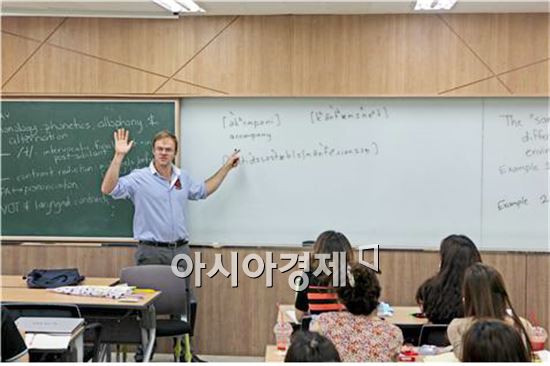 2013 전남대학교 국제여름학교 미국 UCLA Robert Daland 교수의 ‘English Phonetics’ 강의 모습