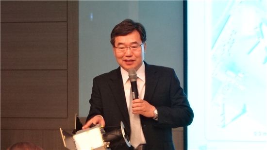 이성대 쎄트렉아이 부사장이 지난 19일 대전 본사에서 기자간담회를 열고 위성사업에 대해 설명하고 있다.
