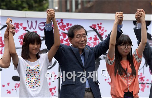 [포토]다문화 가정 학생들과 손잡은 박원순 시장