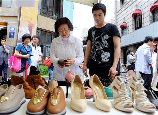 신연희 강남구청장(왼쪽)이 22일 오후 서울 강남구 압구정 로데오 거리에서 열린 거리 패션 마켓을 둘러보고 있다.
