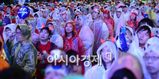 [포토]'우비쓰고 응원 준비 중'