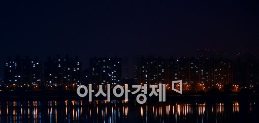 [포토]이른 새벽 경기에 불밝힌 아파트 