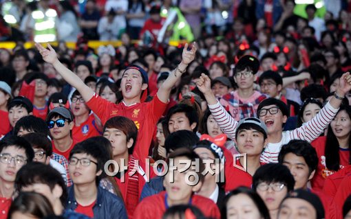 [포토]힘차게 응원하는 시민들