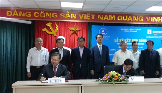 지난 19일 베트남 도로공사 회의실에서 롯데건설 이준 해외영업부문장(왼쪽)과 베트남 도로공사 쩐 꾸옥 비엩(Tran Quoc Viet)회장이 계약서에 서명을 하고 있다.
