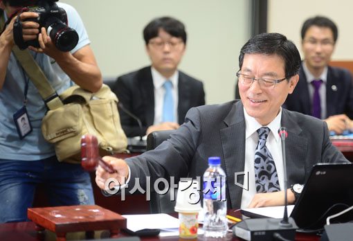 [포토]의사봉 두드리는 박상용 공적자금관리위원장 