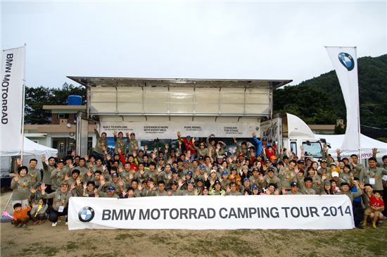 BMW 모토라드 캠핑 투어 참가자들이 기념촬영을 하고 있는 모습. 