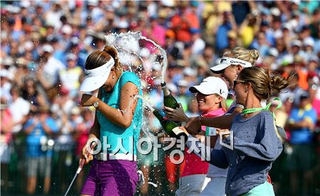 미셸 위(맨 왼쪽)가 US여자오픈 우승을 확정지은 뒤 동료들로부터 샴폐인 세례를 받고 있다. 파인허스트(美 노스캐롤라이나주)=Getty images/멀티비츠 