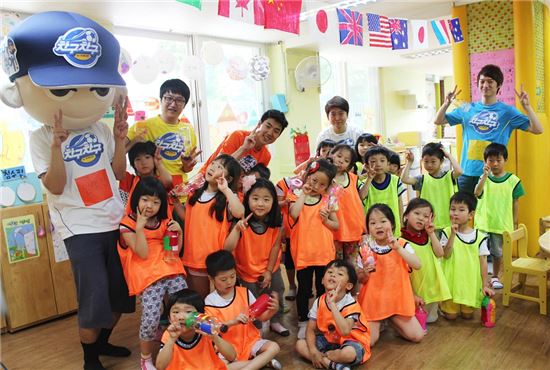 넷마블은 축구 축제 기간을 맞아 축구교실 '차구차구' 프로그램을 구성해 지난 20일 이화 어린이집 원생들과 함께 했다.