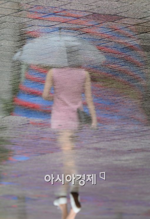 [포토]빗 속의 여인 