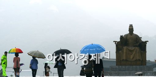 [포토]나란히 우산 행렬 