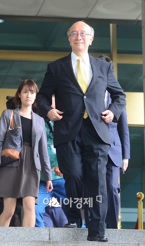 [포토]주머니 만지는 벳쇼 고로 주한 일본대사 