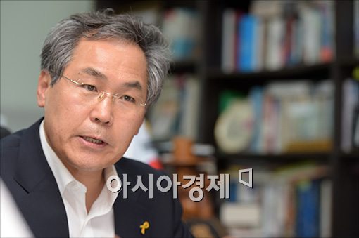 [여·야 정책위의장 인터뷰]우윤근 "정파 이해관계 떠나 양극화 해소에 주력"