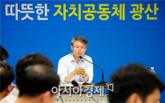 민형배 광산구청장이  23일 오전 기자간담회를 갖고 취임식을 생략하겠다고 밝히고 있다.