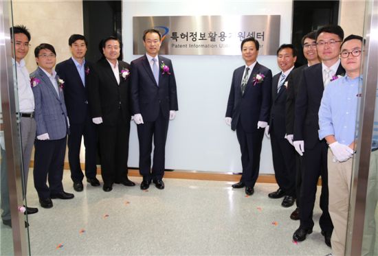 김영민(왼쪽에서 5번째) 특허청장, 백만기(6번째) 한국지식재산서비스협회장, 강시우(4번째) 창업진흥원장, 이태근(7번째) 한국특허정보원장 등 주요인사들이 현판식을 마치고 기념사진을 찍고 있다.