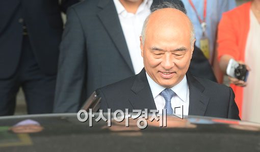 [포토]웃는 얼굴로 떠나는 문창극 후보자 