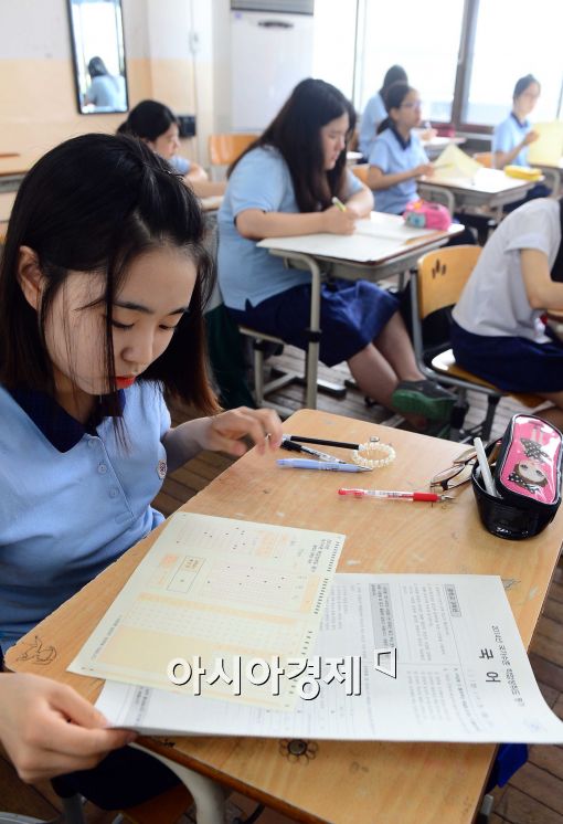 [포토]'열심히 답안지 작성'