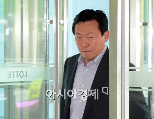 [포토]신동빈 회장, 굳은 표정으로 사장단 회의 참석