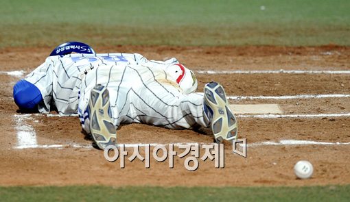 [포토]박해민,'사구 맞고 바닥에 그대로 철푸덕'