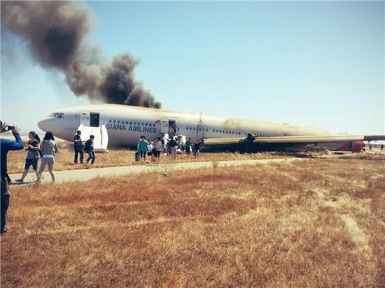 지난해 7월6일(현지시간) 미국 샌프란시스코 국제공항에서 발생한 아시아나 항공기의 착륙 충돌 사고 현장 모습. (사진: 데이비드 은 트위터)