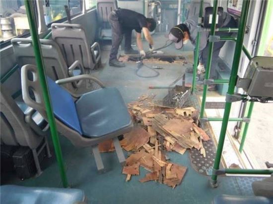 ▲버스 바닥이 나무로 만들어졌다는 사실에 네티즌이 놀란 반응을 보이고 있다. (사진: 온라인 커뮤니티)