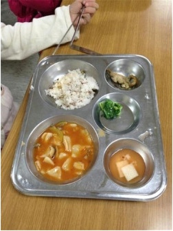 ▲논란이된 청운초등학교 부실 급식(사진:온라인 커뮤니티 캡처)