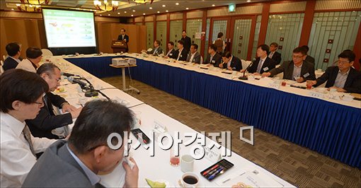 [포토]강연하는 윤성규 장관