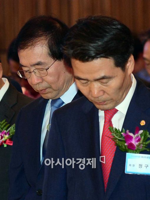 [포토]묵념하는 박원순-정구정