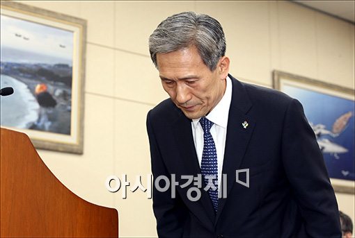 [포토]고개숙인 김관진 국방장관