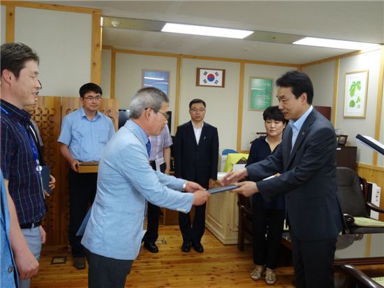 시상식 모습. 김용하(오른쪽) 산림청 차장이 우수상을 차지한 한국골재협회 류연기(왼쪽) 부장에게 상을 주고 있다. 