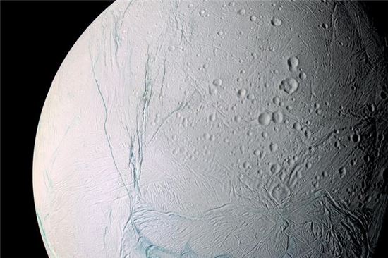 ▲토성의 달인 엔켈라두스.[사진제공=NASA]
