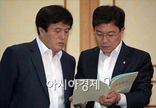 [포토]의견 나누는 윤상직·이진복