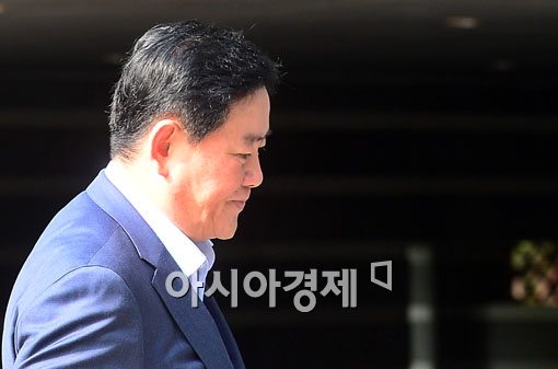 통의동 금감원 연수원 후보자 집무실로 출근하고 있는 최경환 경제부총리 후보자.<자료사진>