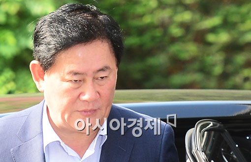 [포토]날카로운 눈빛의 최경환 경제부총리 후보자 