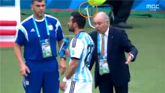 ▲아르헨티나 라베찌 선수가 물을 먹다가 감독에게 '물세례'를 퍼부었다. (사진: MBC 중계화면 캡처)
