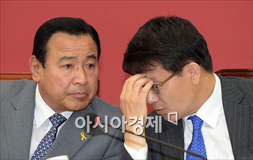 [포토]의견 나누는 이완구·윤상현