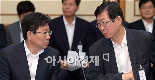 [포토]의견 나누는 윤상직·조환익