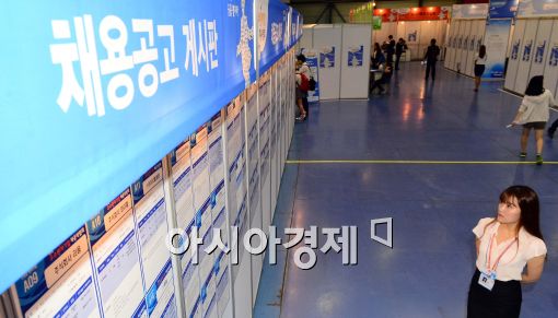 [포토]한적한 채용박람회장,'구직자들은 어디에?'