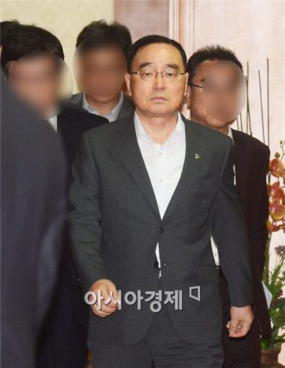 정홍원 총리 유임…국정 공백 방치할 수 없어 "헌정 사상 최초"