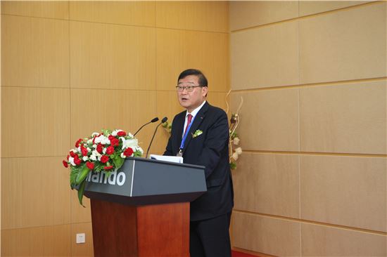 정몽원 한라그룹 회장이 26일 중국 베이징시 밀양 개발구에서 열린 만도 중국 R&D 센터 준공식에서 축사를 하고 있다. (사진제공=한라그룹)