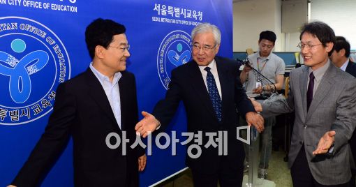 [포토]서로 자리 양보하는 조희연-문용린-고승덕