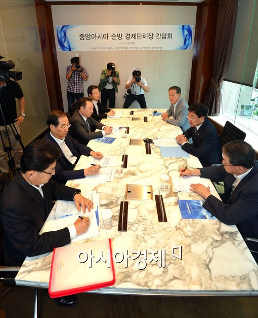 [포토]경제단체장들 만난 윤상직 산업통상자원부 장관 