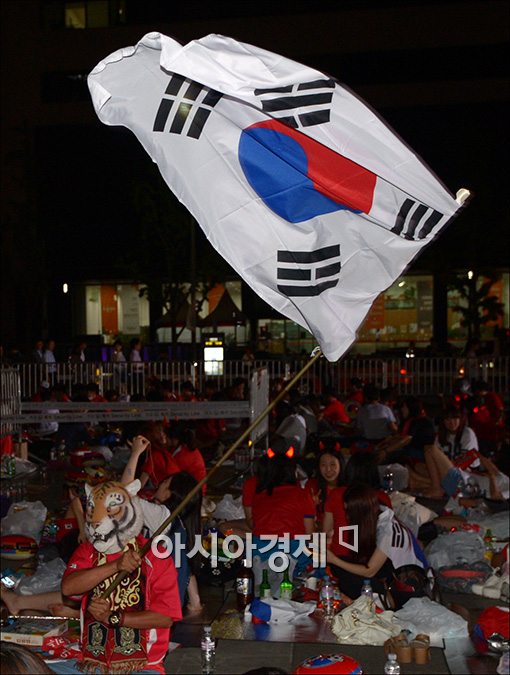 [포토]태극기 흔드는 호랑이 응원단