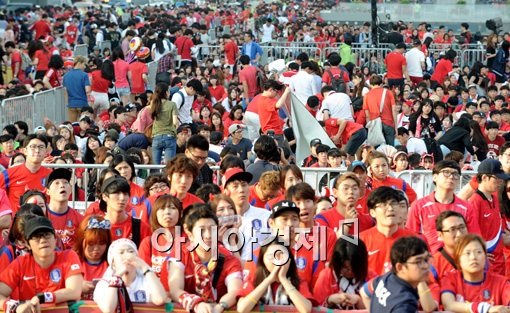[포토]실점 순간 자리를 뜨는 시민들