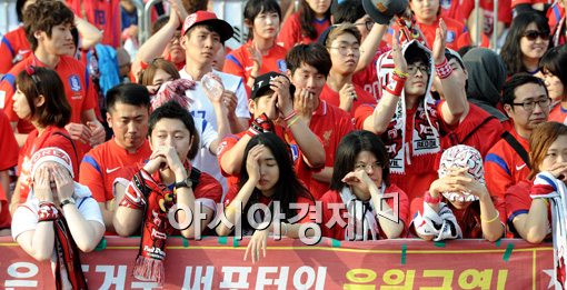 [포토]허탈한 붉은 악마, '믿기 힘든 현실이야'