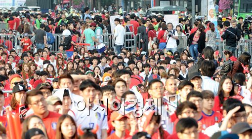 [포토]실점 순간 자리를 뜨는 시민들