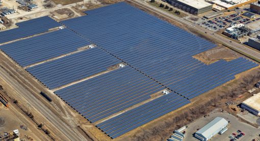 한화큐셀이 미국 인디애나폴리스 메이우드에 설치한 태양광 발전소 모습.