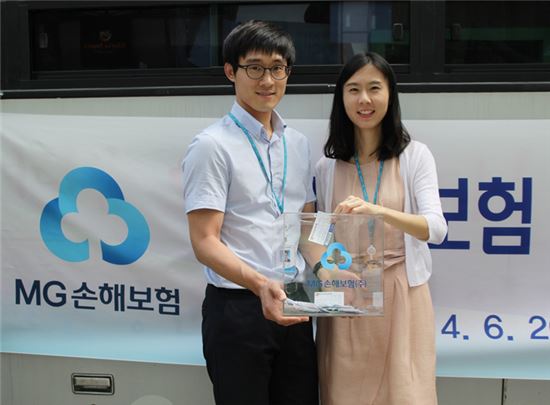 MG손해보험 직원들이 헌혈증서를 기증하고 있다.