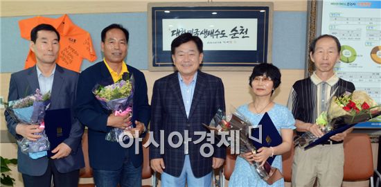 순천시는 지난 25일 시장실에서 ‘2014 국민행복 고령자 IT 전남 경진대회’ 입상자에 대한 시상식을 가졌다.
시상식에는 조충훈 시장을 비롯한 IT경진대회 입상자 4명이 참석했다.
수상자는 신만호 어르신이 문서작성 부분에서 금상, 김경숙, 오기순 어르신이 인터넷활용부분에서 각각 만점으로 공동 금상을 수상했으며, 이대일 어르신이 동상을 수상했다.
한편, 2014 국민행복 고령자 IT 경진대회는 지난달 16일 여수 한영대학에서 15개 시?군에서 55세 이상 어르신 89명이 참석해 정보검색, 문서작성, 인터넷활용 3개 분야에서 금?은?동 3명씩 총 9명이 입상했다.