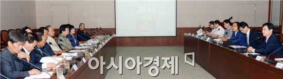 남원시는 27일 시민과 함께하는 소통행정 추진을 위해 분야별 사회단체 대표와 100분 토론의 시간을 가졌다.